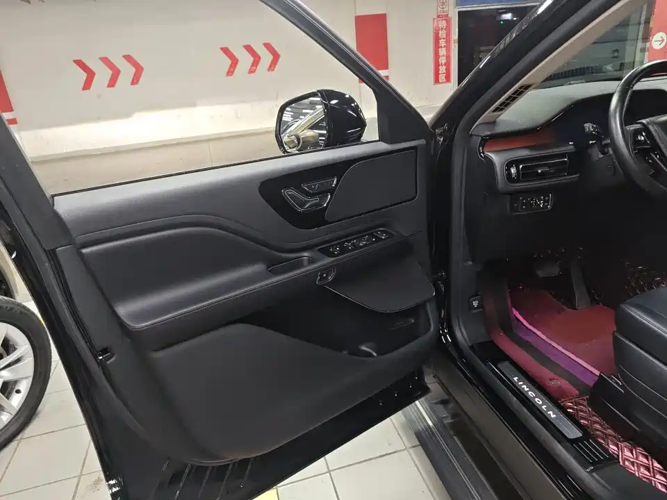 Photo 5 - Lincoln Aviator