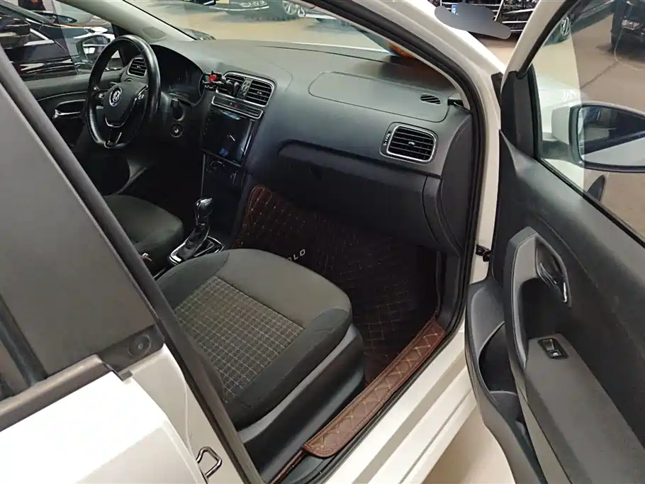 Volkswagen Polo 2016 1.6L Automatic Comfort фото 8