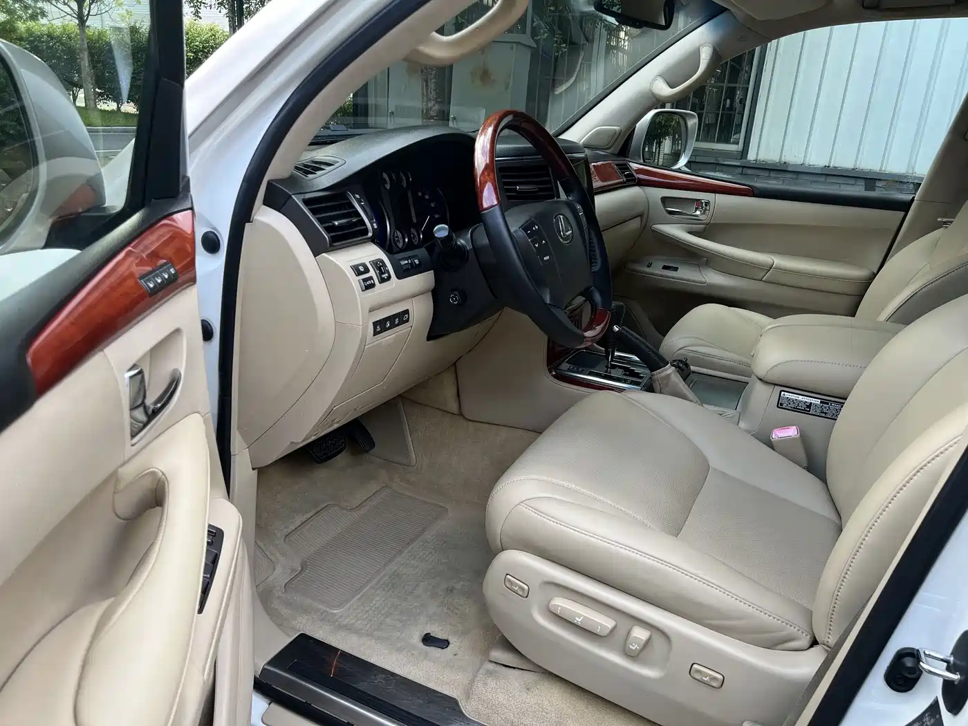 Photo 8 - Lexus LX