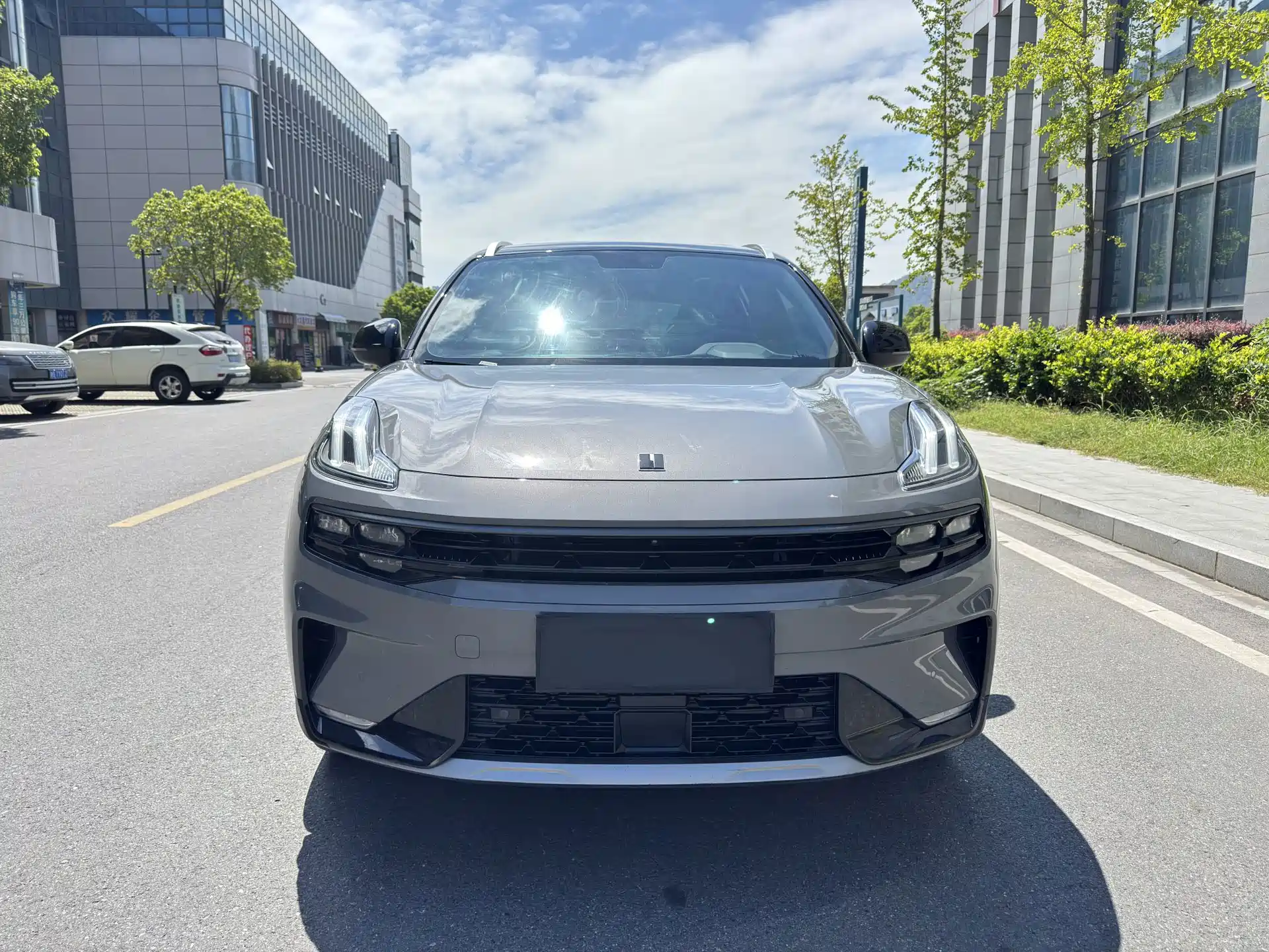 Фото 2 - Lynk & Co 06