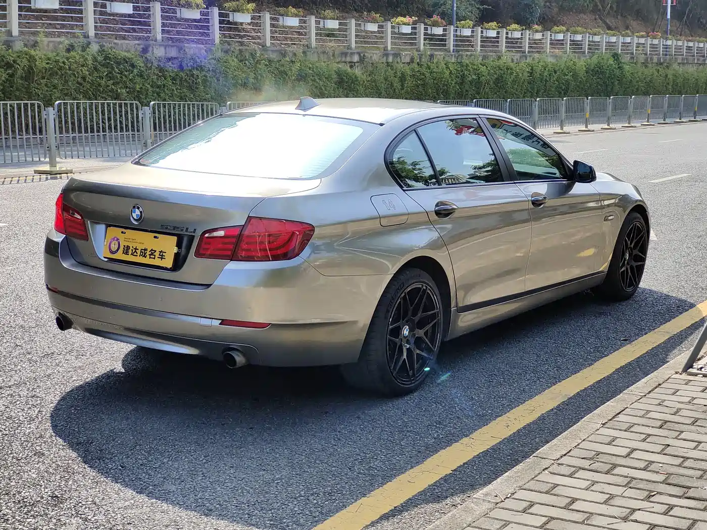BMW 5 Series 2011 535Li Leading фото 4