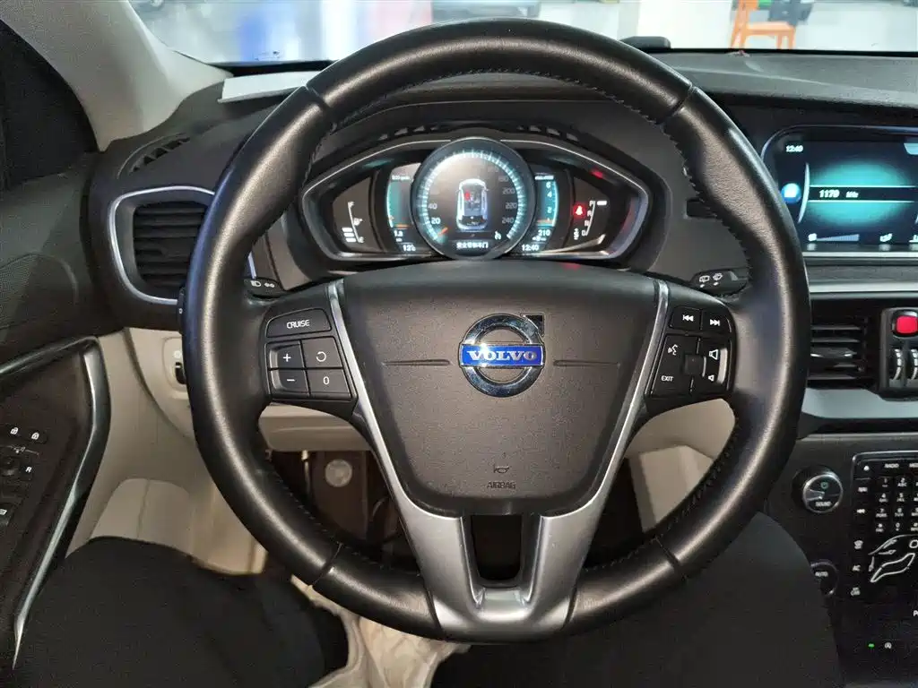 Фото 7 - Volvo V40