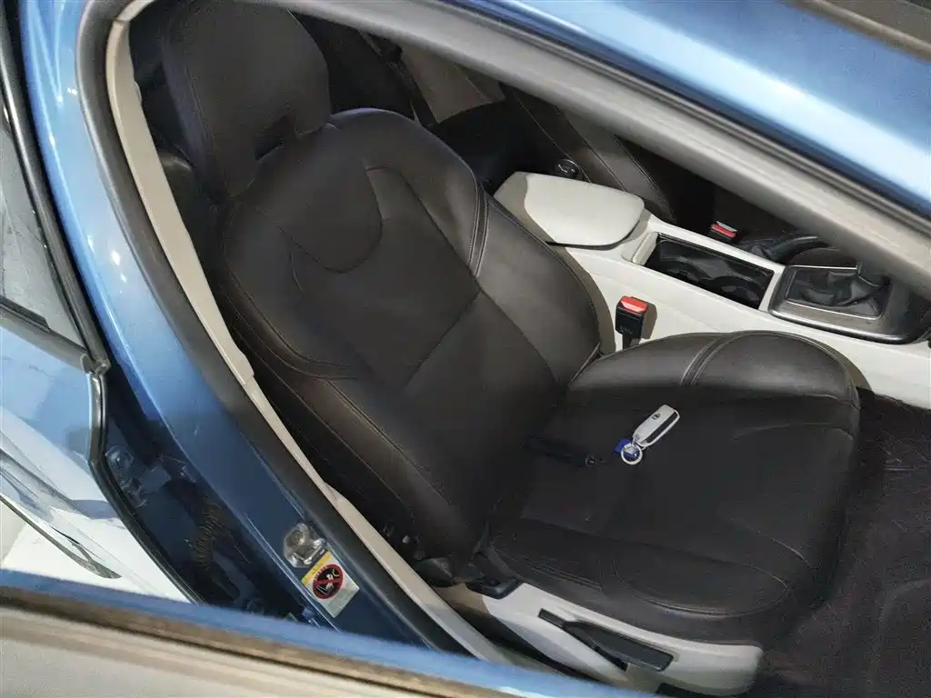 Фото 20 - Volvo V40