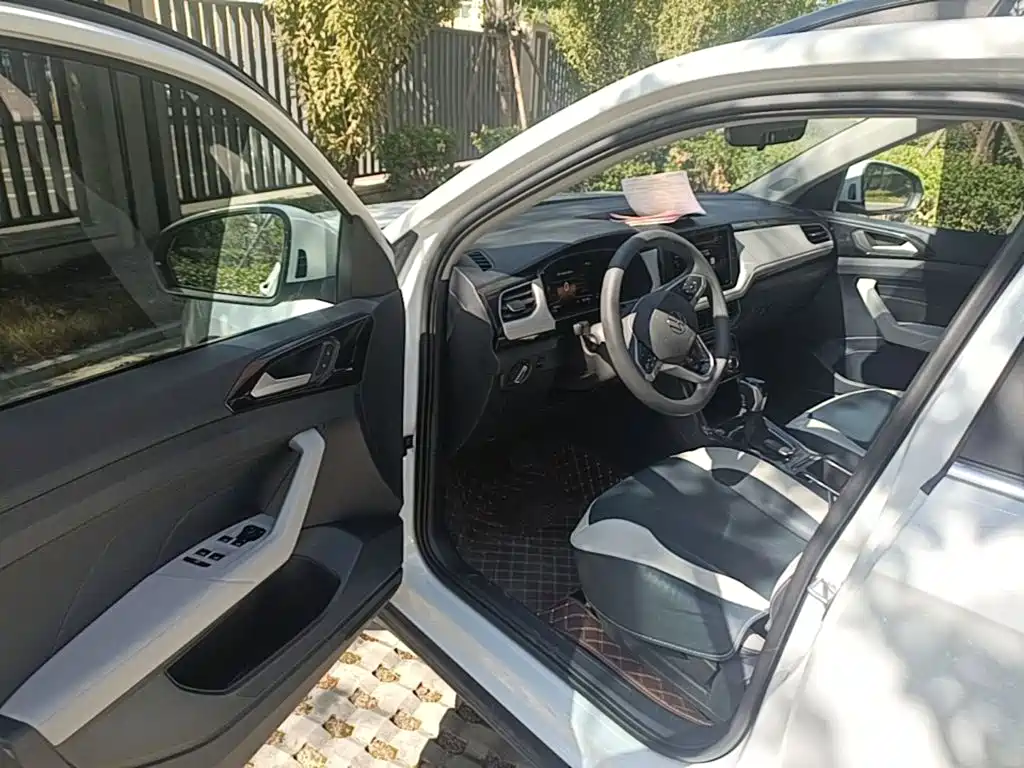 صورة 12 - Volkswagen Tharu