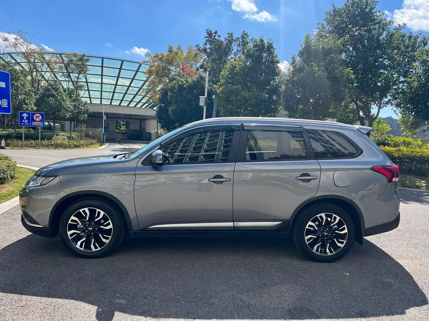 MITSUBISHI OUTLANDER