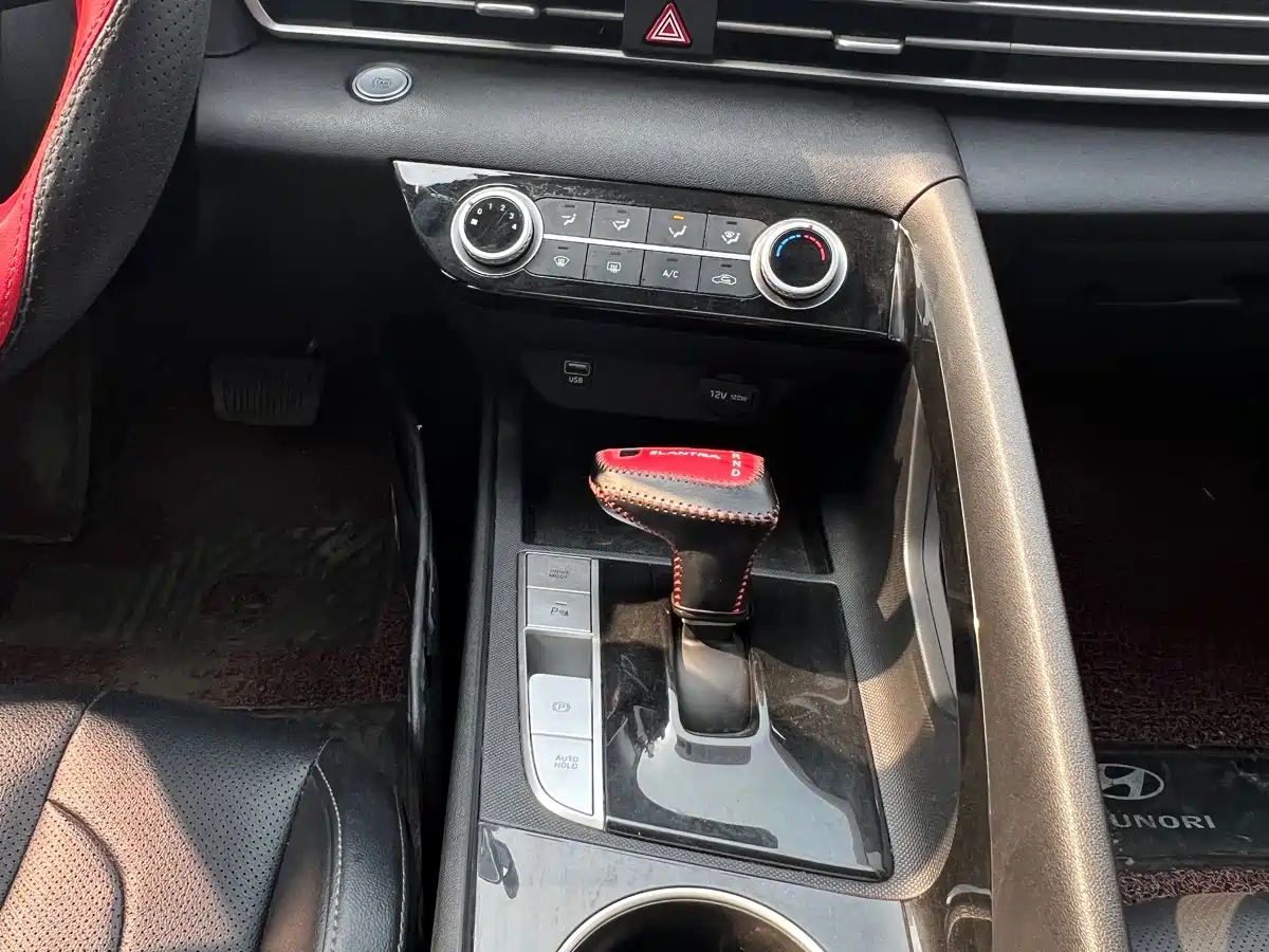 Hyundai Elantra 2021 1.5L CVT LUX Premium Edition фото 10