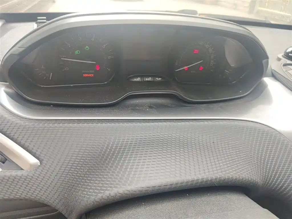 Peugeot 2008 2014 1.6L Automatic Trend Edition фото 4