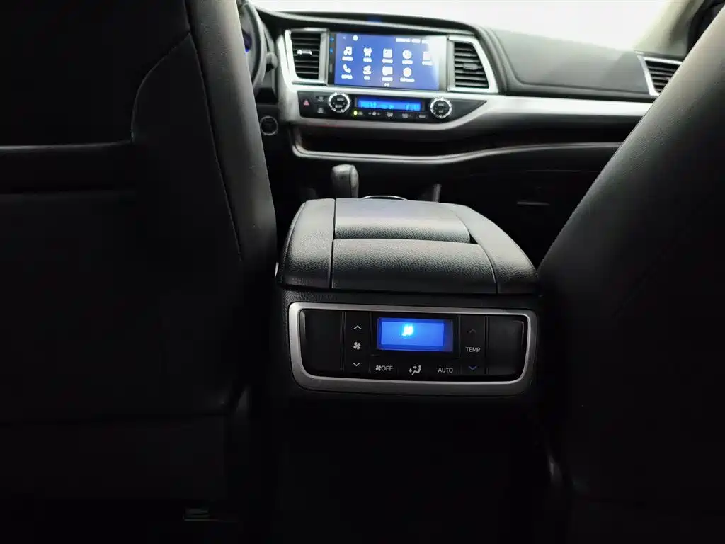 Фото 15 - Toyota Highlander