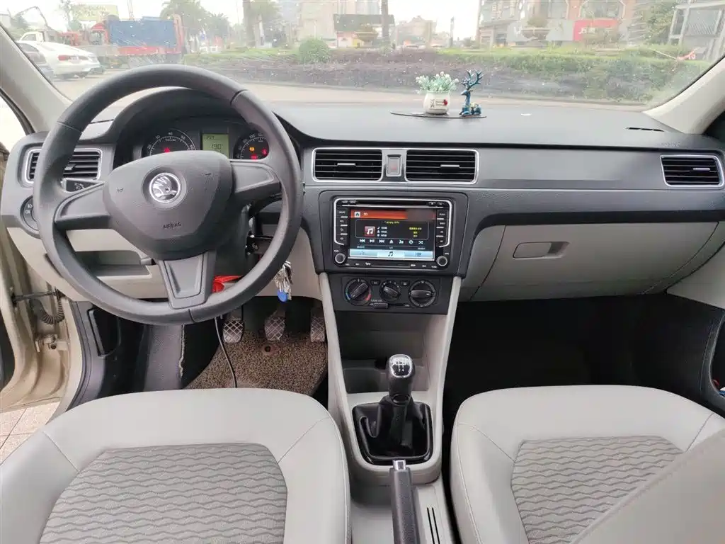 Škoda Rapid 2016 1.6L Manual Pioneer Edition фото 10