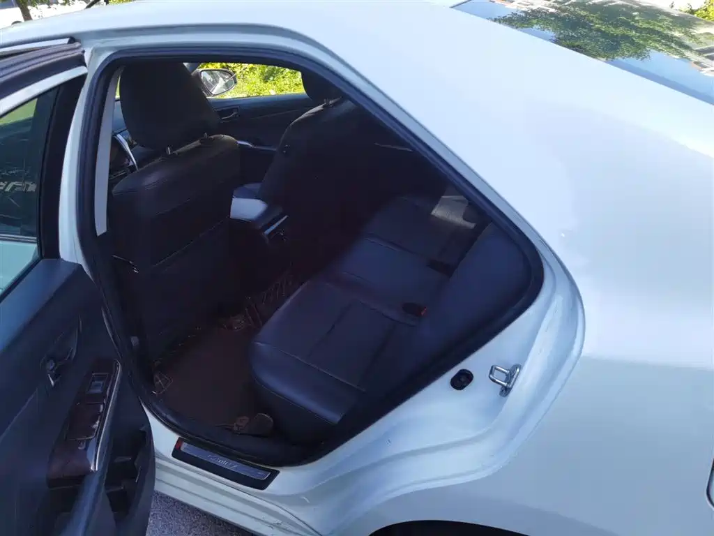 Toyota Camry 2015 2.0G Leading Edition фото 14