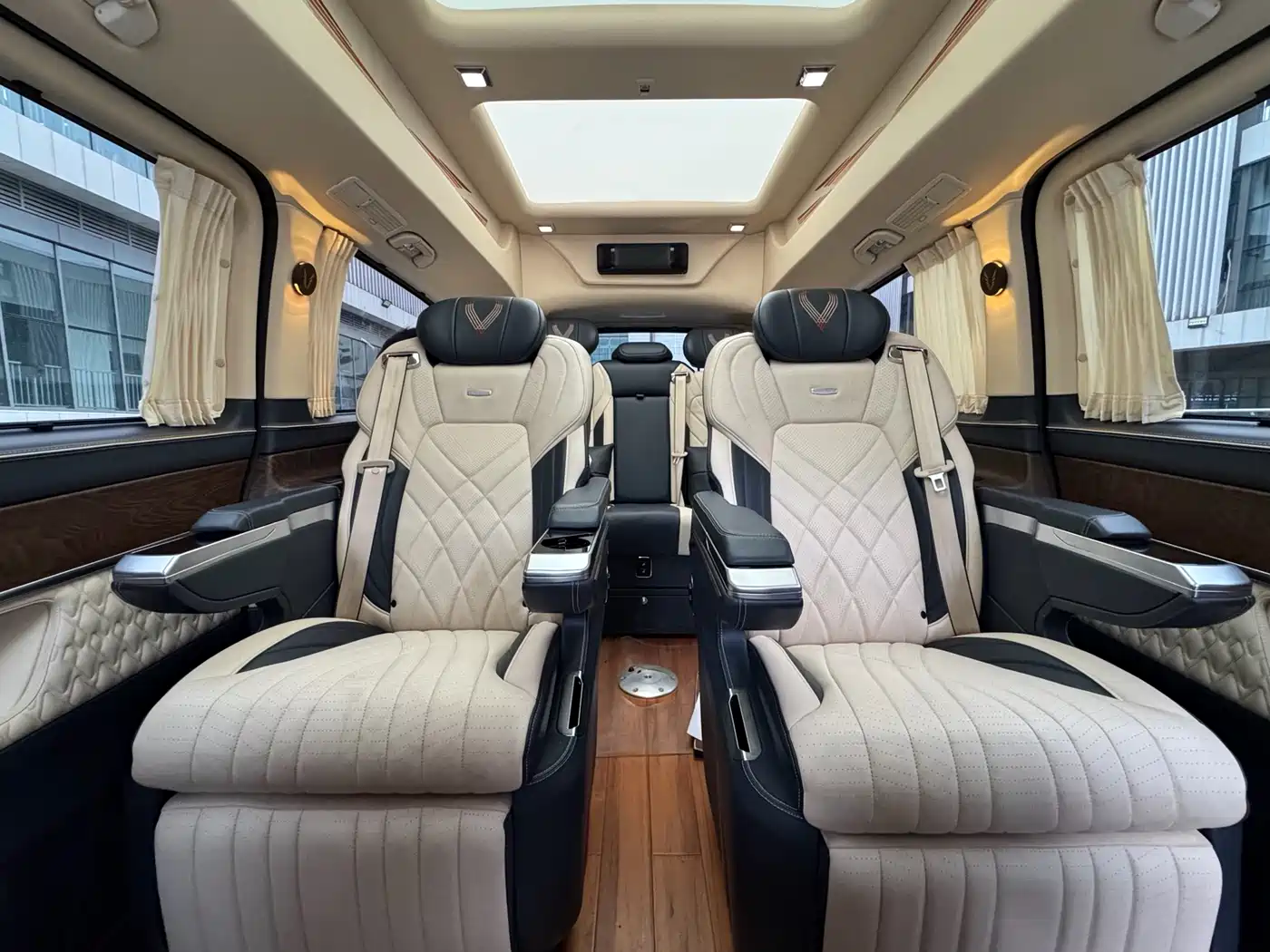Mercedes-Benz V-Class 2022 V 260 L Long Wheelbase Luxury Edition фото 16