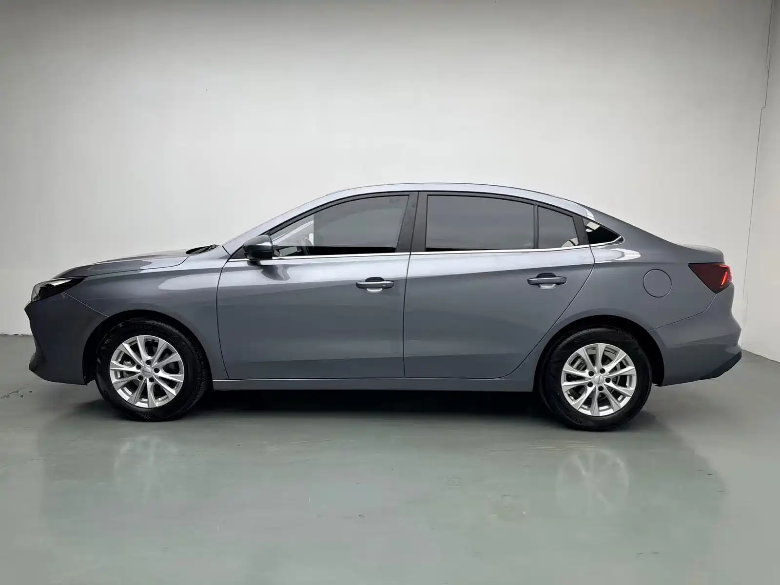 Фото 3 - Roewe i5