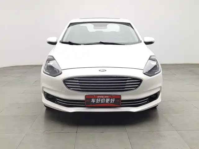 Ford Escort 2019 EcoBoost 125 Automatic Ultimate — фото 3