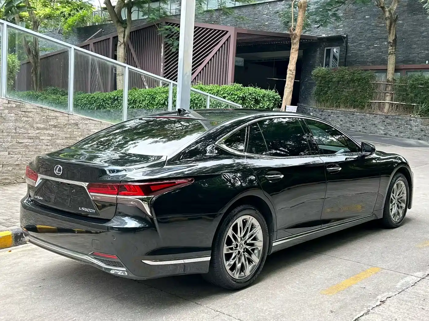 Lexus LS 2018 500h Luxury Edition China V фото 8