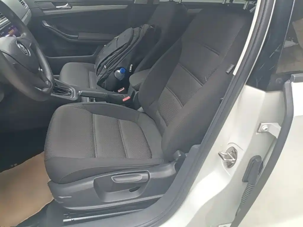 صورة 15 - Volkswagen Sagitar