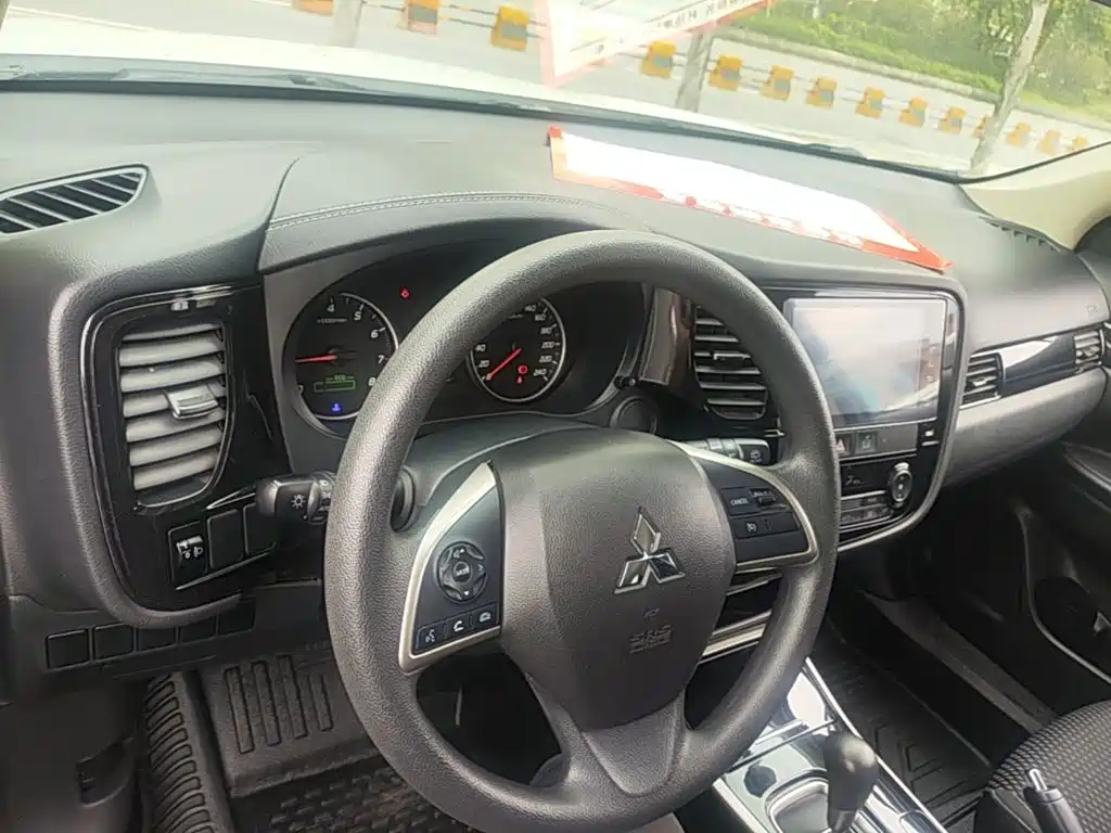Mitsubishi Outlander 2023 2021 Facelift 2.0L 2WD Comfort Edition 5-Seater