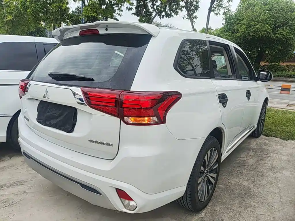Photo 7 - Mitsubishi Outlander
