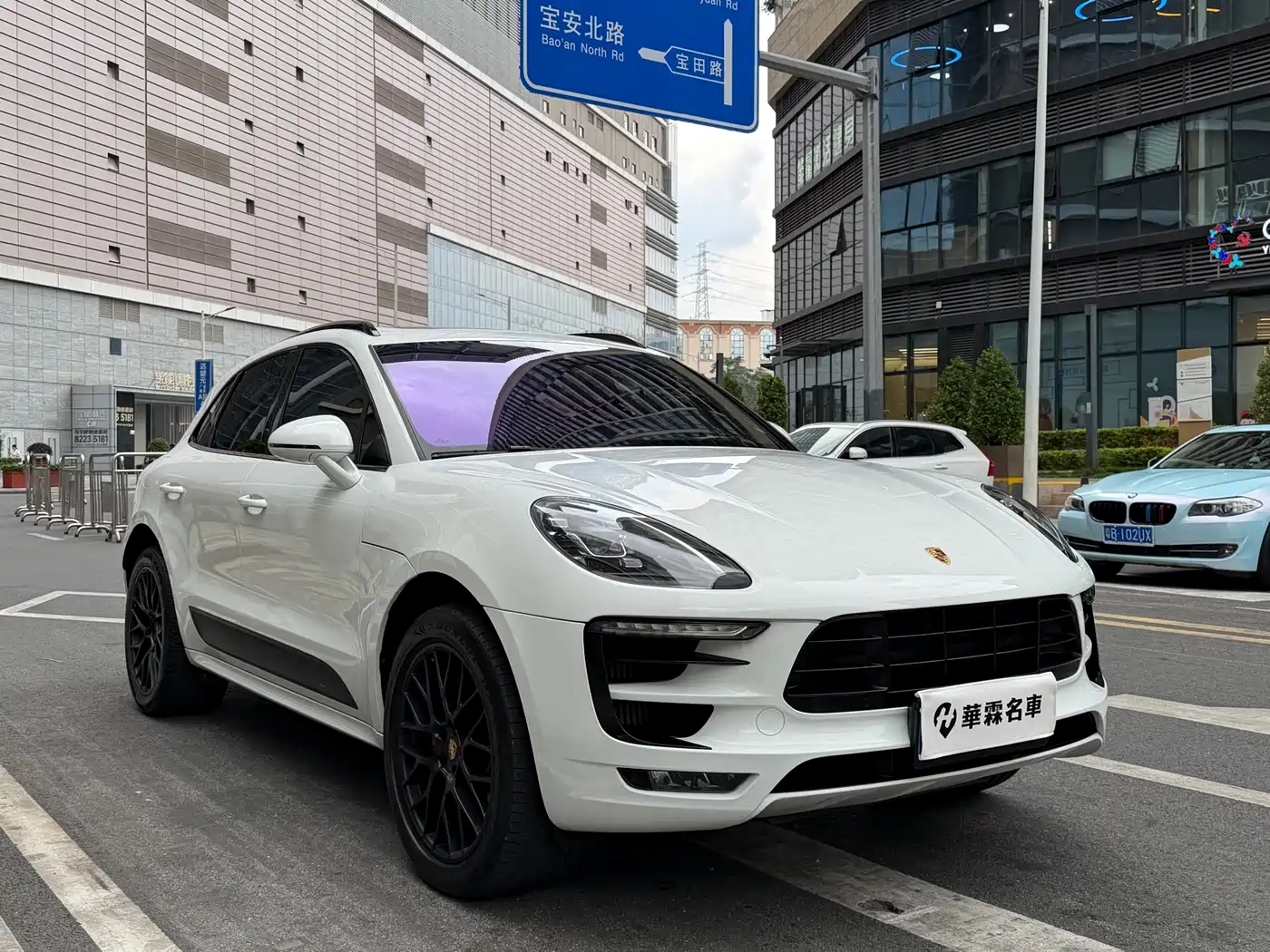 PORSCHE MACAN