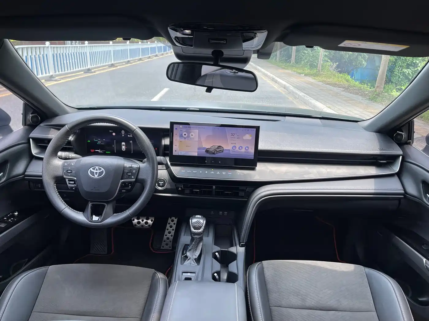 Toyota Camry 2025 Hybrid 2.0HXS Glory Edition фото 17