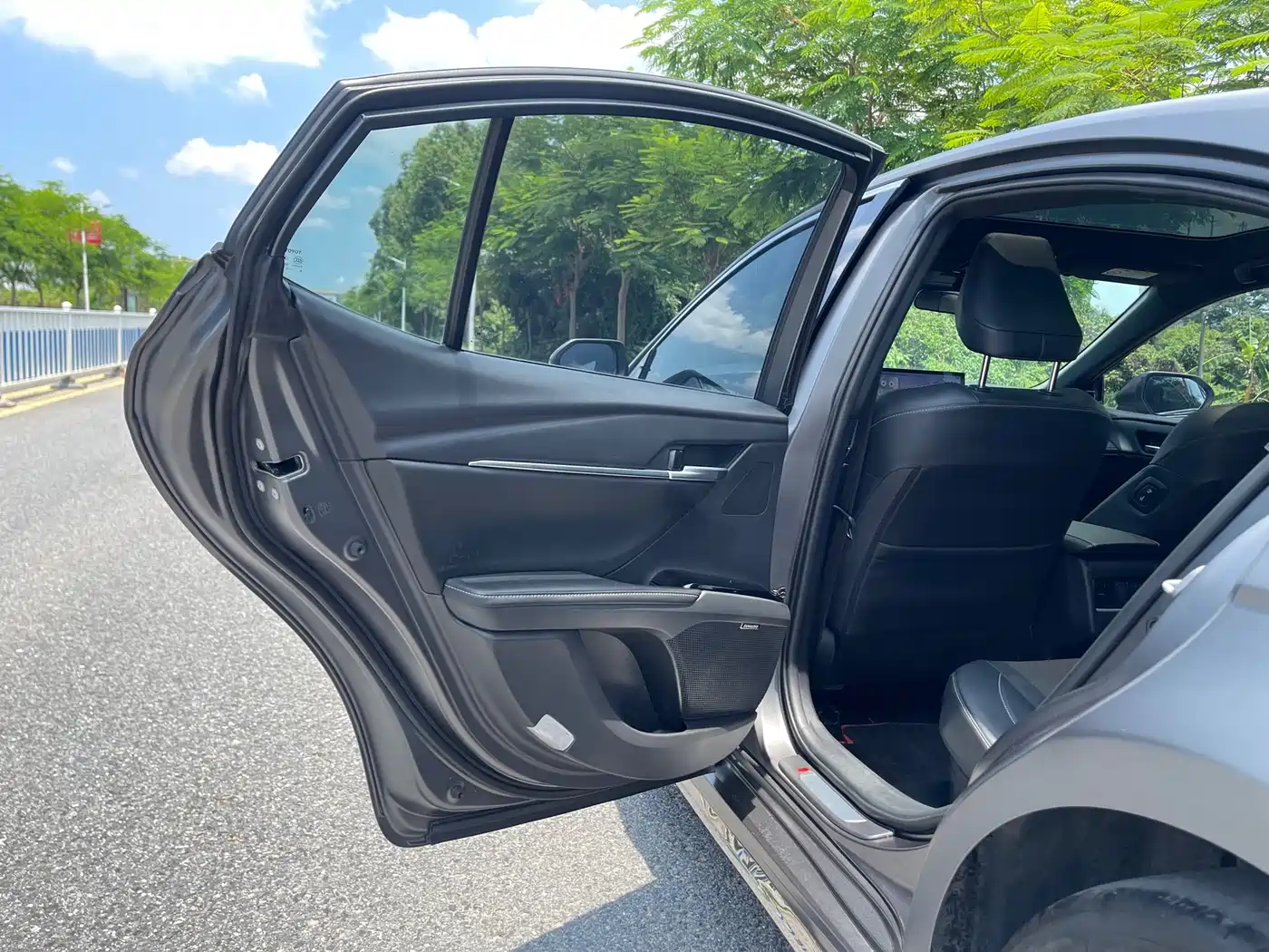 Toyota Camry 2025 Hybrid 2.0HXS Glory Edition фото 29