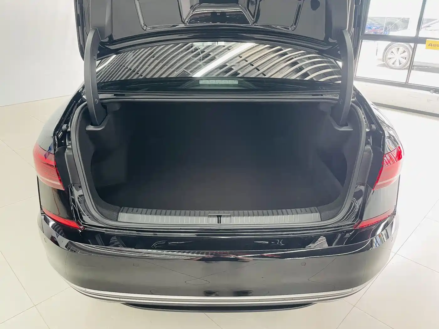 Volkswagen Passat 2023 380TSI Luxury Edition фото 16