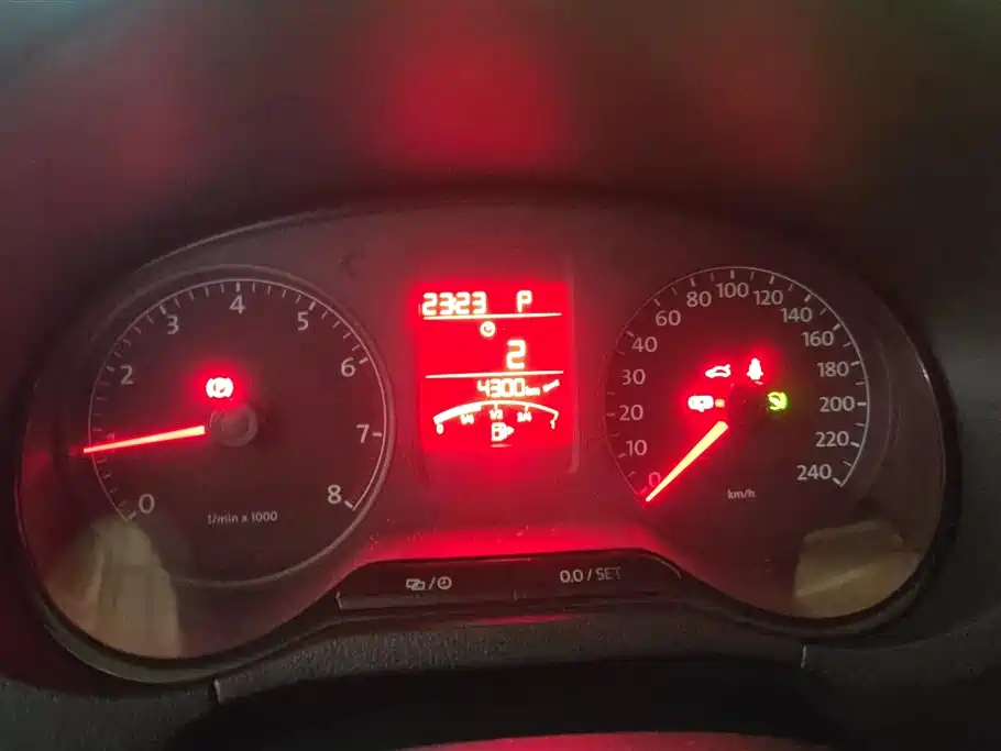Volkswagen Polo 2012 1.6L Cross Polo AT фото 14