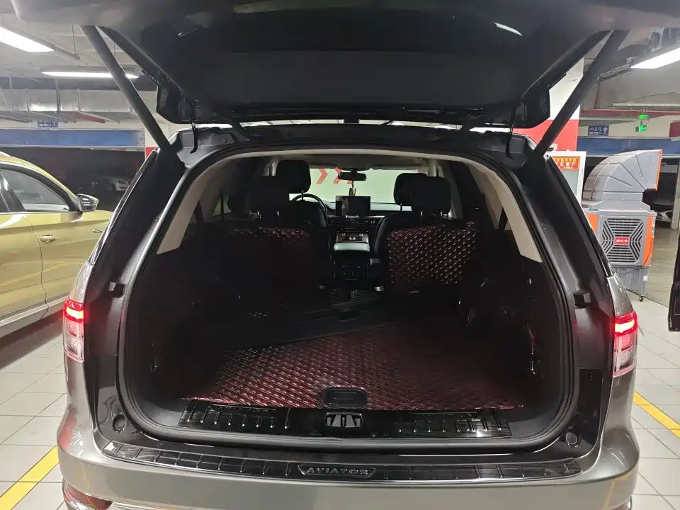 Photo 8 - Lincoln Aviator