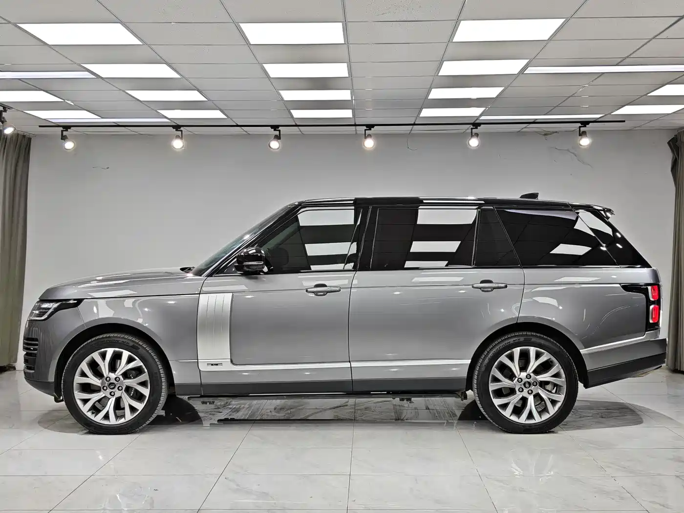 Land Rover Range Rover 2021 3.0 L6 Heritage Extended Classic Edition фото 3