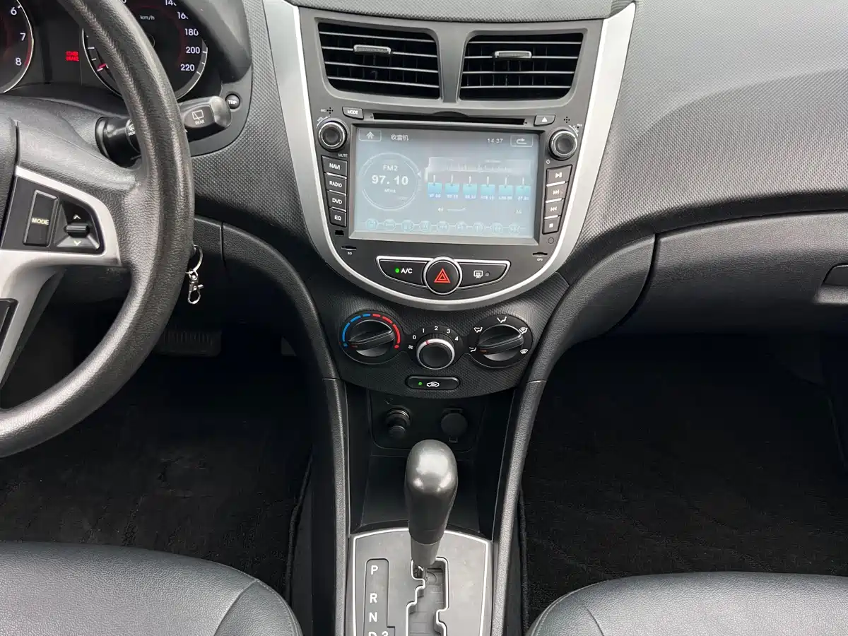Hyundai Reina 2014 Model 1.4L Automatic GLX фото 11