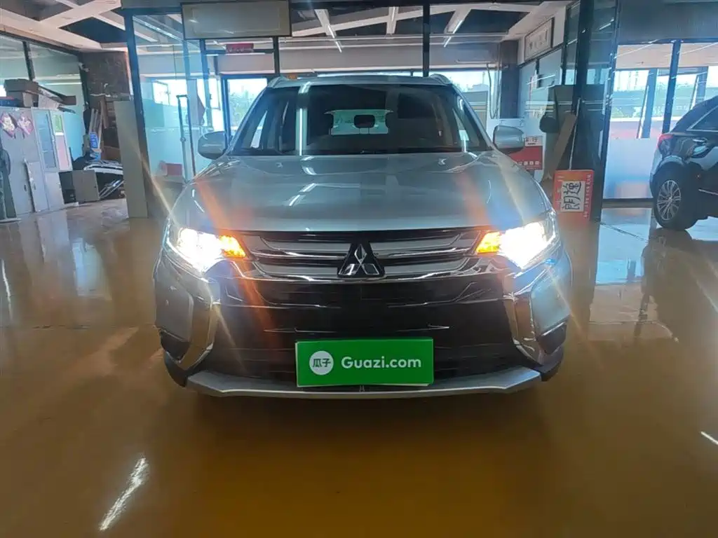 Mitsubishi Outlander 2016 2.0L 2WD Fashion Edition 5-seater фото 3