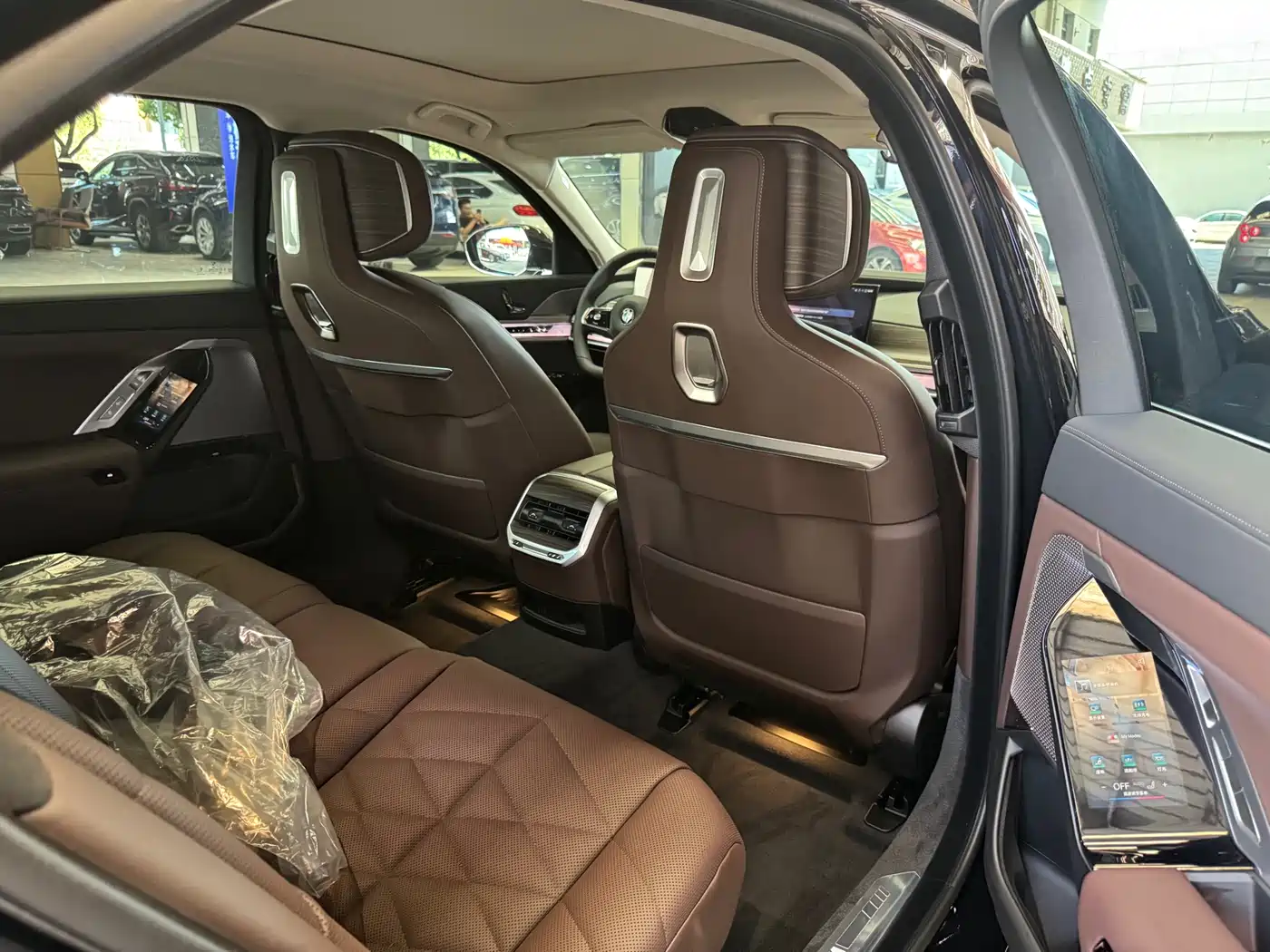 BMW 7 Series 2023 Model 740Li Leading M Sport Package фото 9