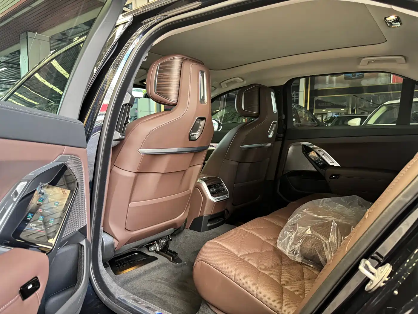 BMW 7 Series 2023 Model 740Li Leading M Sport Package фото 12