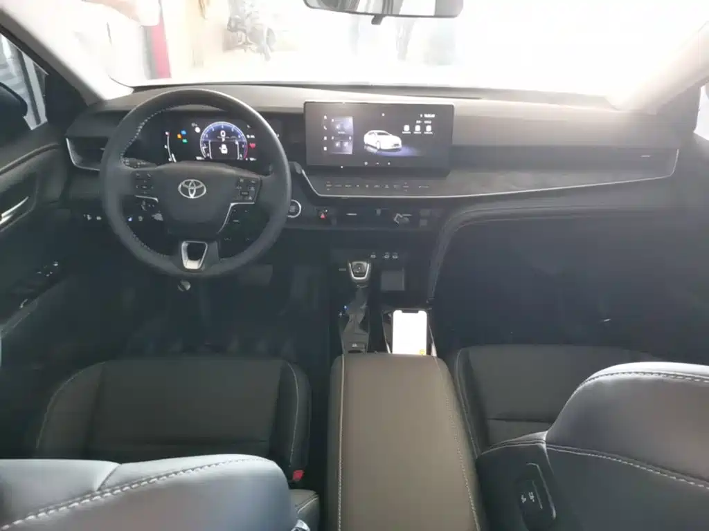 Фото 10 - Toyota Camry