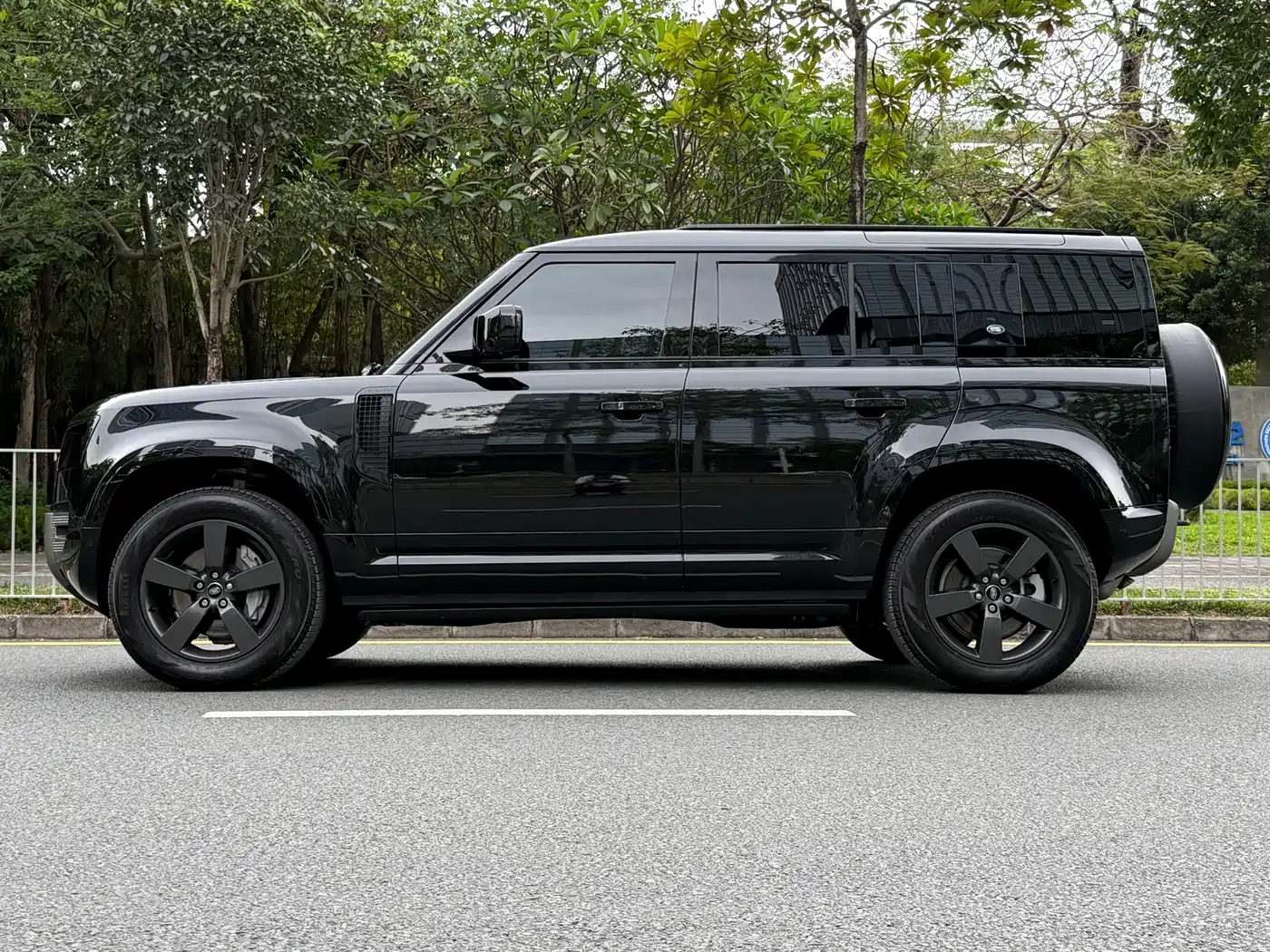 Land Rover Defender 2023 Facelift 110 3.0T P400 X-DYNAMIC HSE фото 4