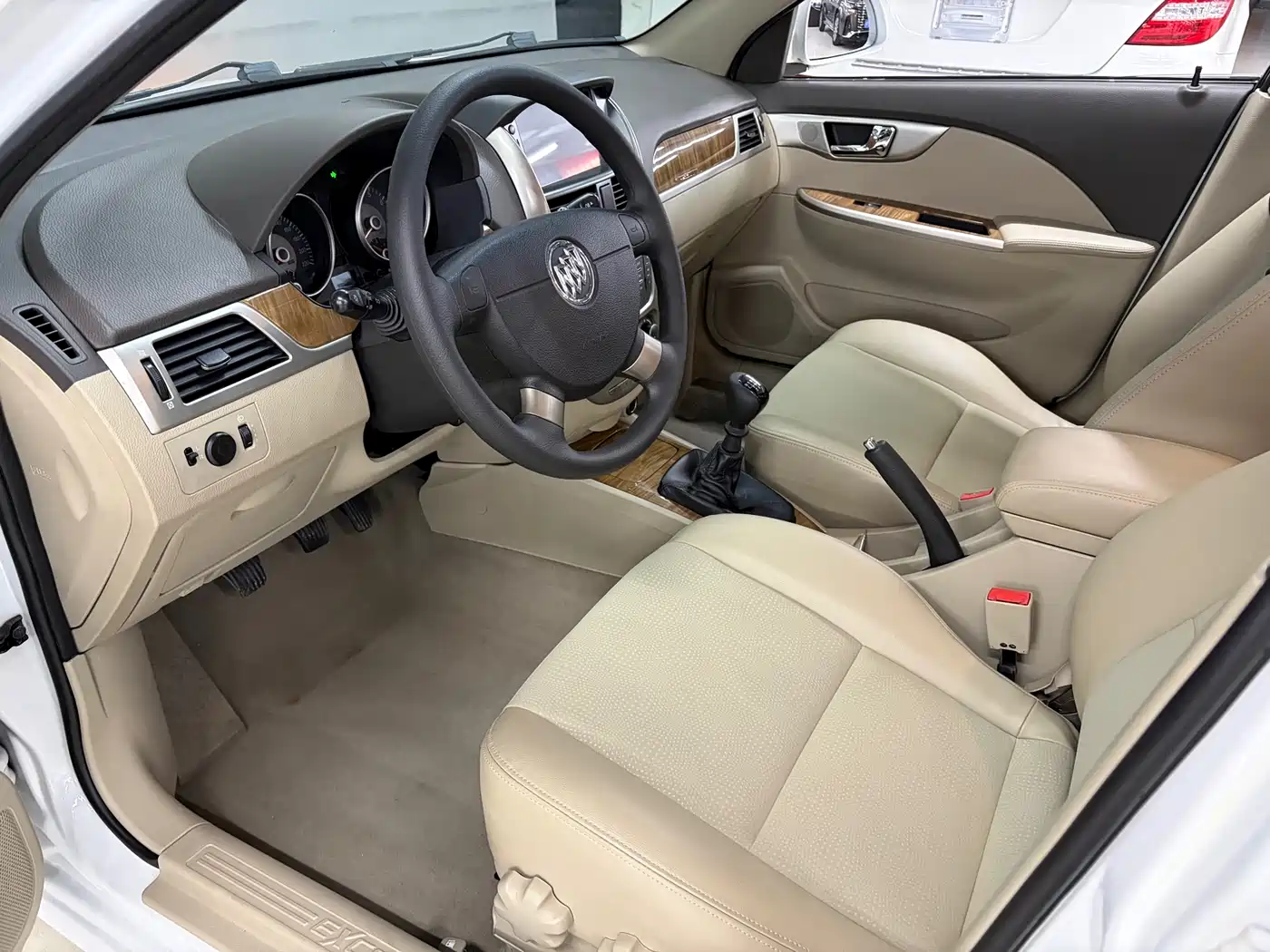 Buick Excelle 2015 1.5L Manual Classic фото 6