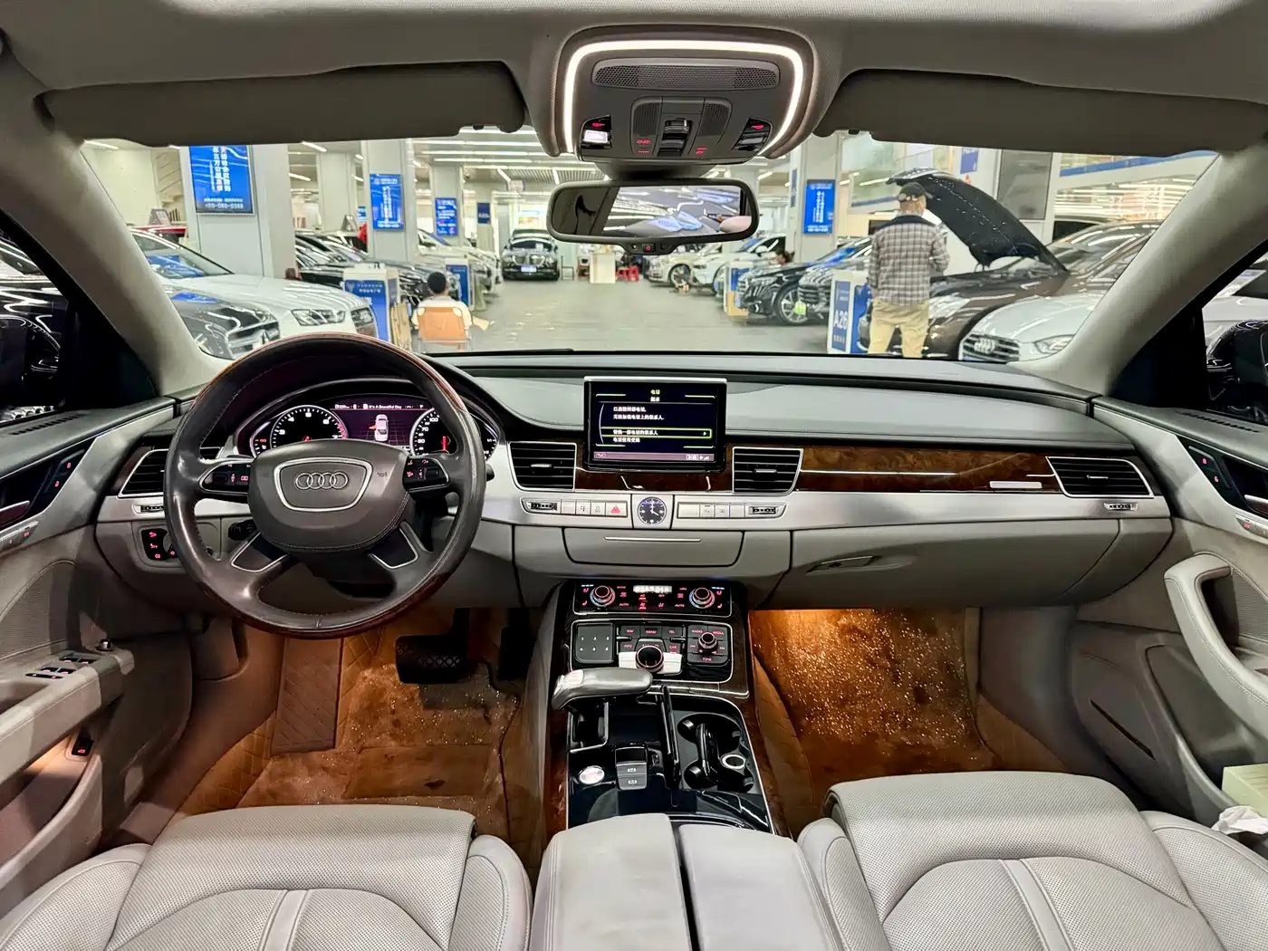 Audi A8 2011 A8L 3.0 TFSI quattro Luxury (245kW) фото 12