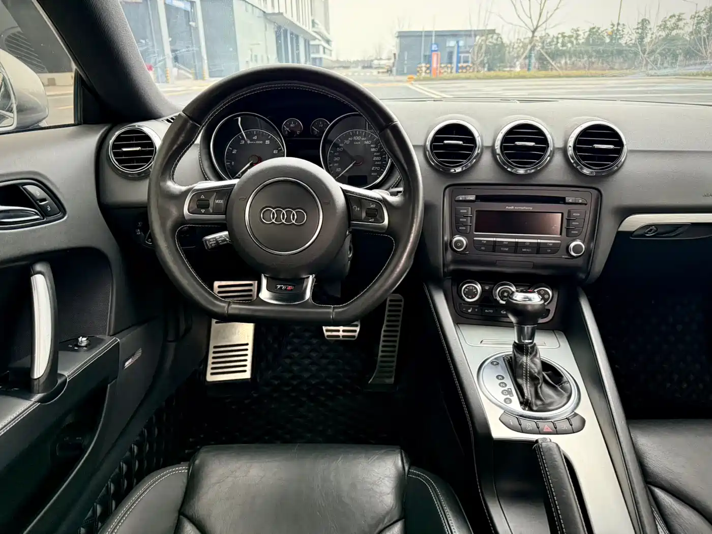 Audi TTS 2011 Model TTS Coupe 2.0TFSI quattro фото 15