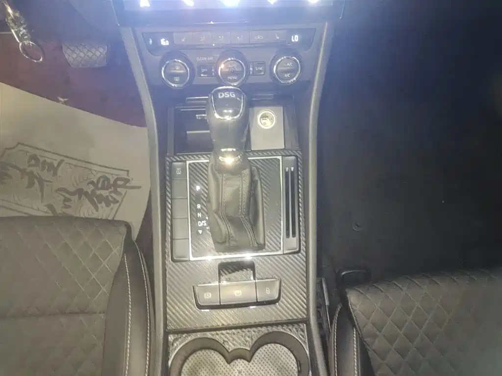 Škoda Superb 2016 TSI330 DSG Pioneer Edition фото 14