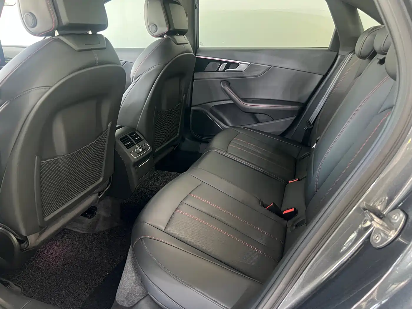 Audi A4L 2025 2 Million Celebration Edition 40 TFSI Luxury Dynamic фото 10