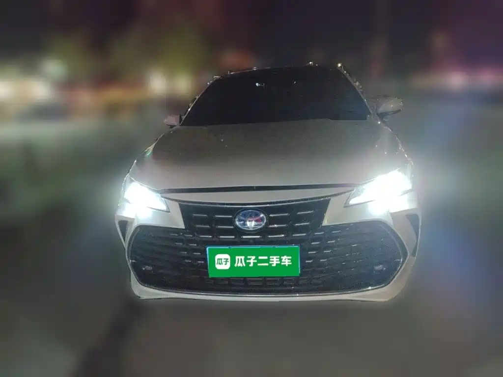 Photo 2 - Toyota Avalon