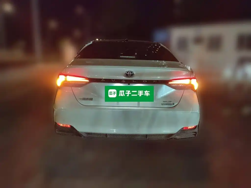 Photo 3 - Toyota Avalon