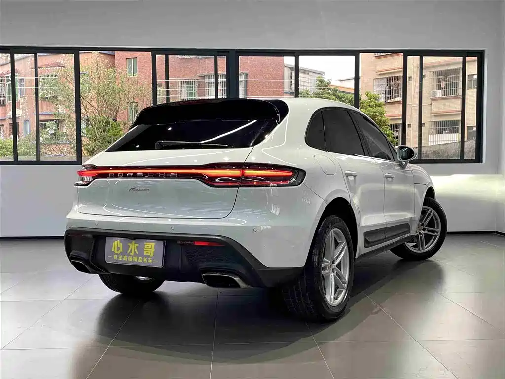 PORSCHE MACAN