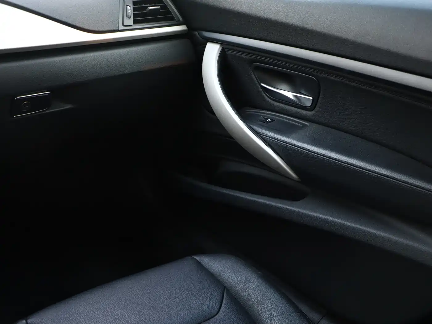 BMW 3 Series GT 2013 Model 320i Leading фото 16