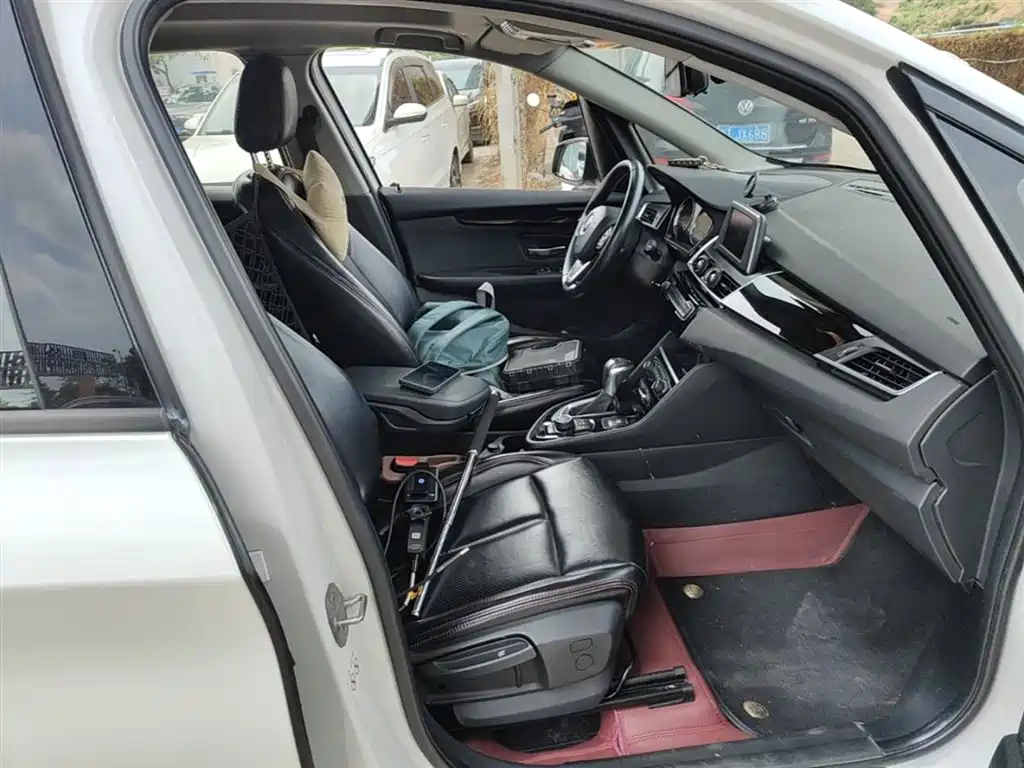 BMW 2 Series Touring 2018 218i Sport Line фото 25