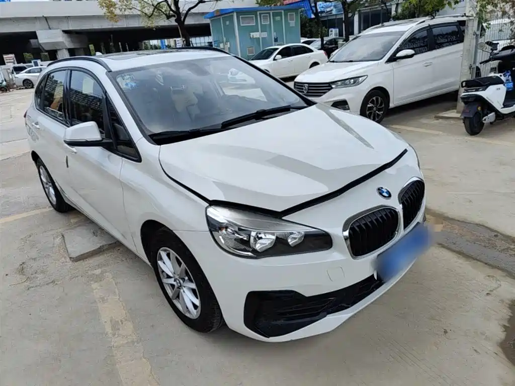 BMW 2 Series Touring 2018 218i Sport Line фото 4