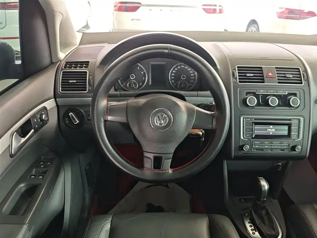 Volkswagen Touran 2015 1.4T DSG Comfort Edition 5-seater фото 11