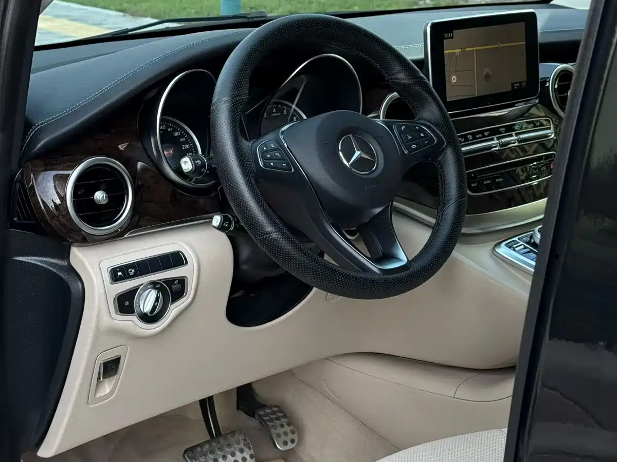 Mercedes-Benz V-Class 2018 V 260 L Premium Long Wheelbase Edition China VI фото 7