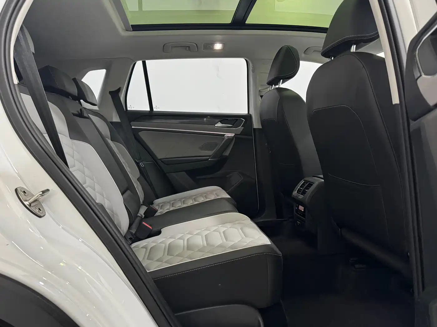 Volkswagen Tayron 2023 280TSI 2WD Luxury Plus Advanced Edition фото 13