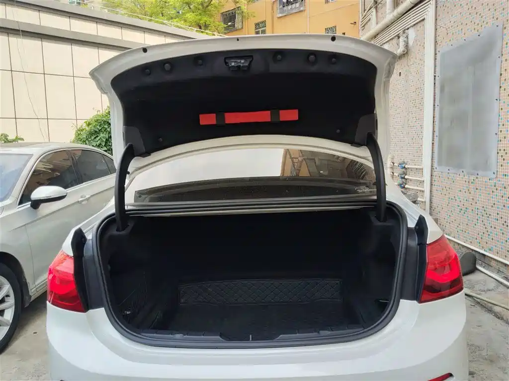 BMW 1 Series 2018 118i Sport Edition фото 22