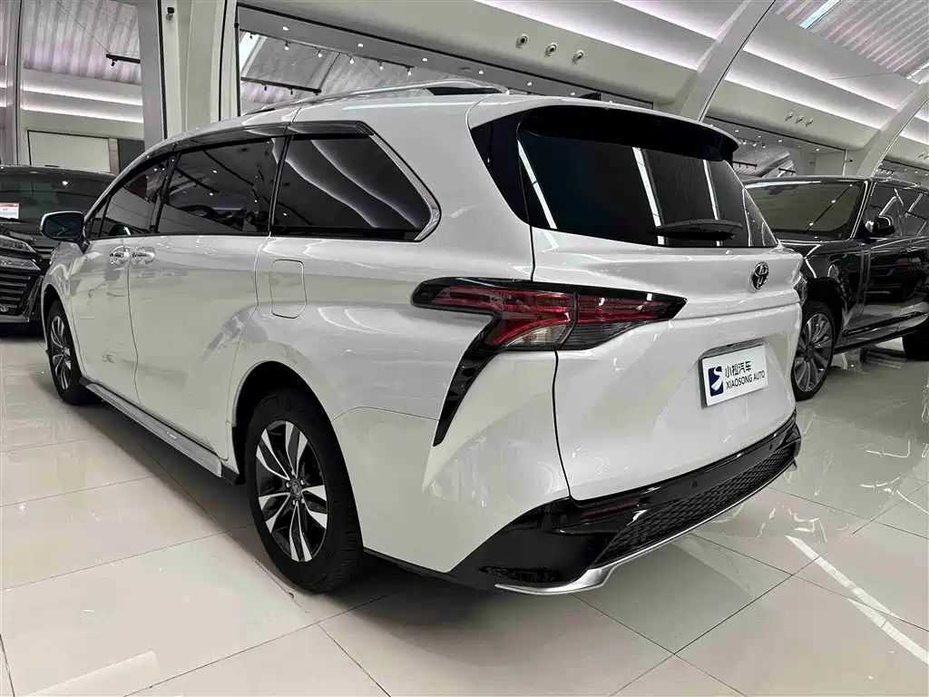 Toyota Granvia 2024 2.5L Hybrid Premium PLUS 4WD Edition фото 18